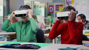 <p>Des étudiants impliqués dans une salle de classe virtuelle via des lunettes AR. </p>